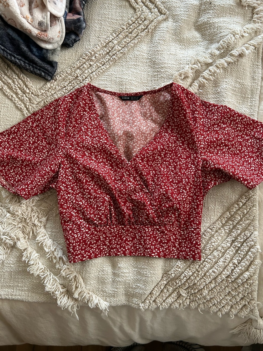 SHEIN - Red Floral V-Neck Cropped Top - Women's